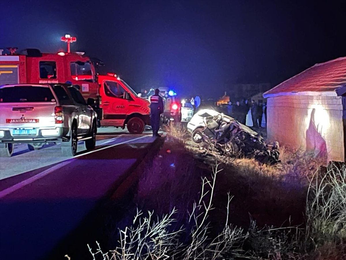 Aksaray'da 2 otomobil çarpıştı: 7 ölü