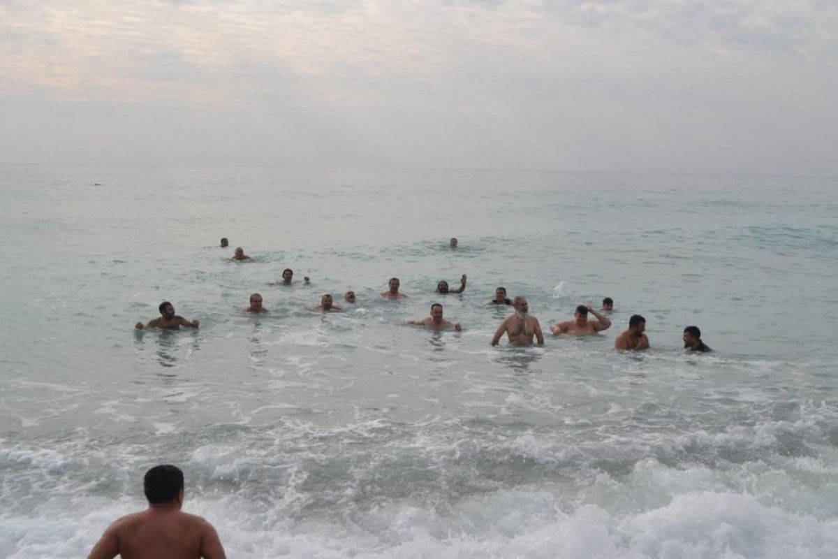 Mersin'de çevreci grubun yılın ilk günü denize girme geleneği