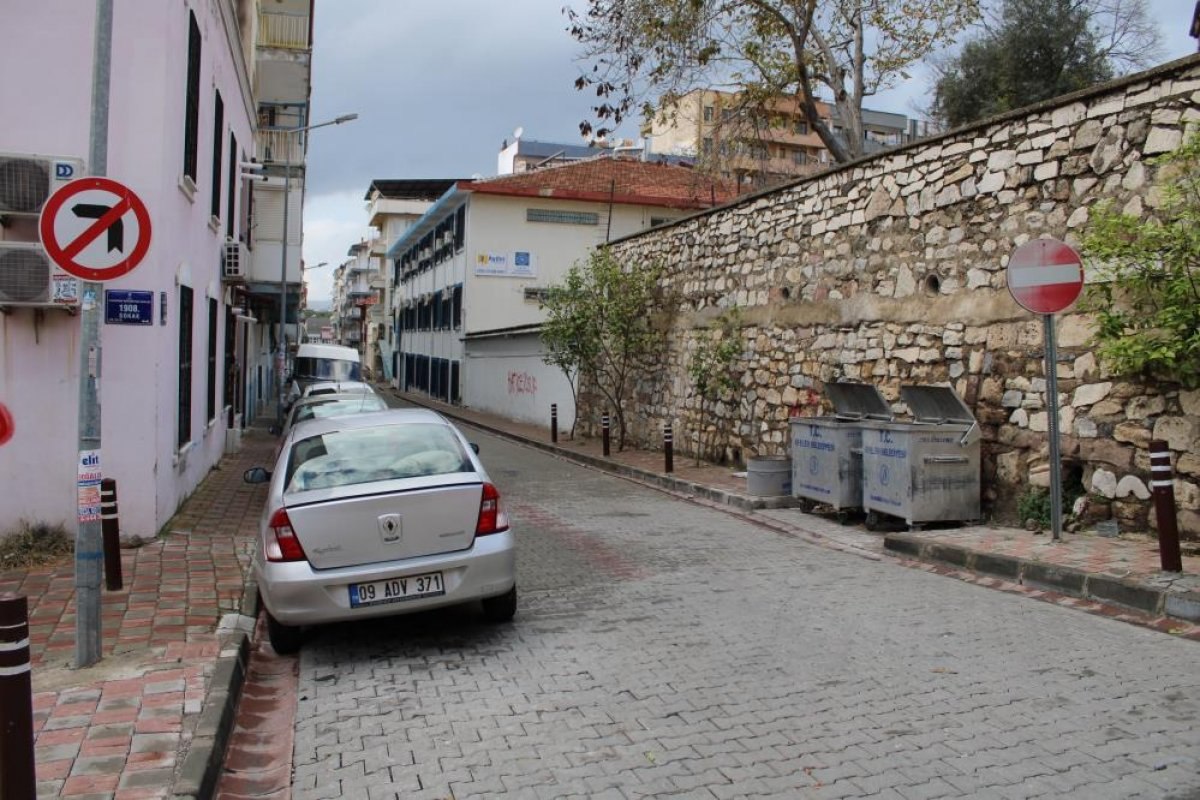 Aydın'da iki sokağın karşılıklı tek yön olması sürücüleri zorluyor