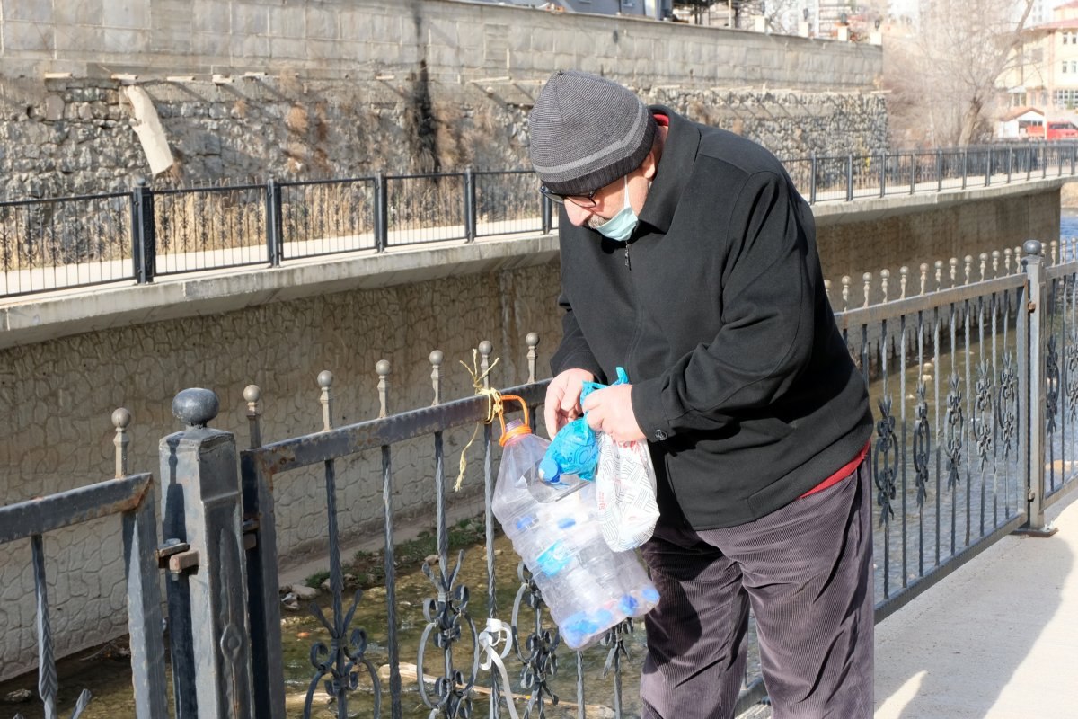 Gümüşhane'deki yaşlı adam, 2 buçuk yıldır mavi kapak topluyor