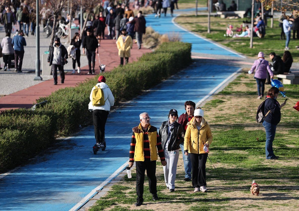 İzmir'de güneşli havayı gören kendini sokağa attı