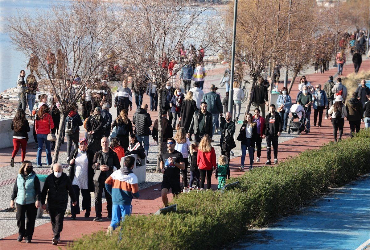 İzmir'de güneşli havayı gören kendini sokağa attı