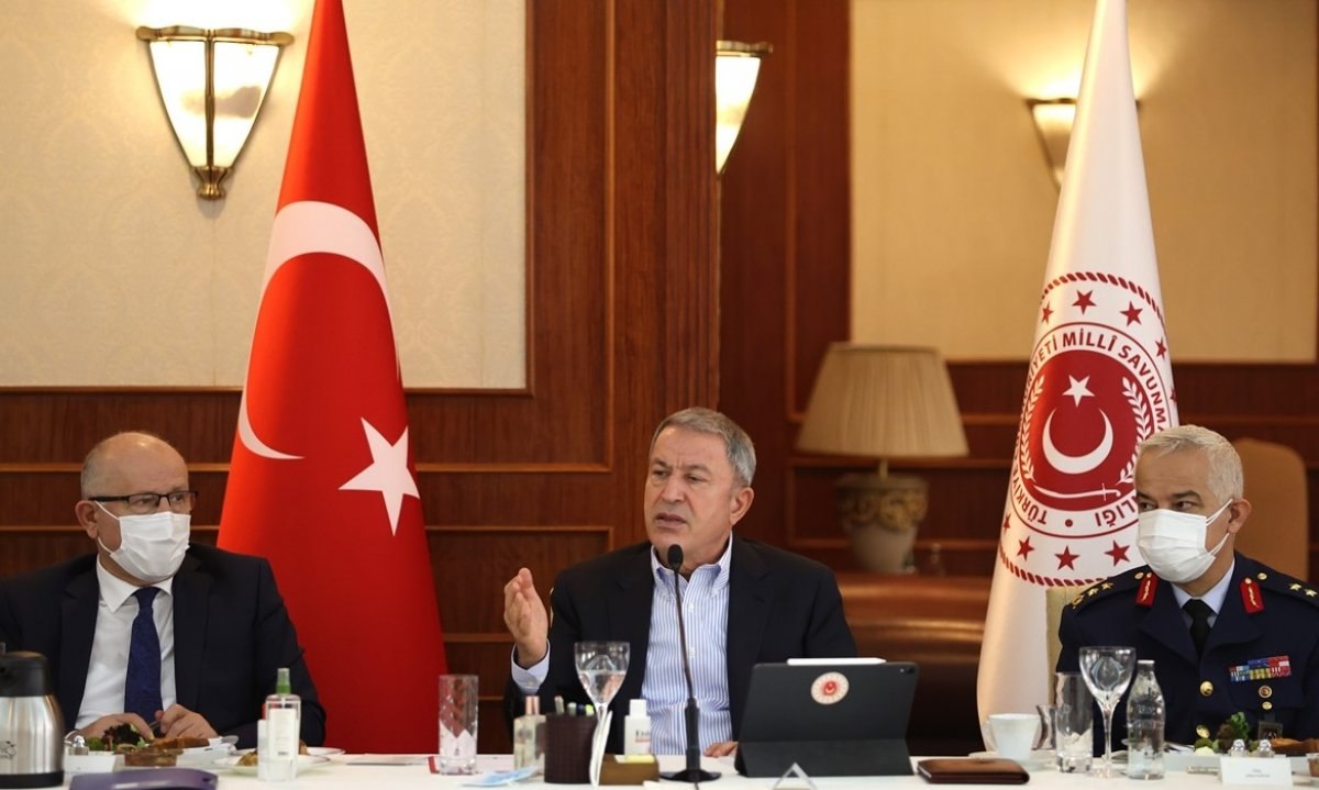 Hulusi Akar'dan Yunanistan'a 12 mil uyarısı