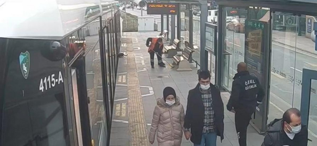 Kocaeli'de tramvay altına giren kedi kamerada