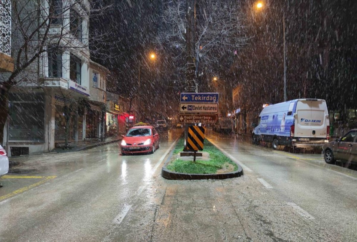 Tekirdağ'da kar yağışı başladı