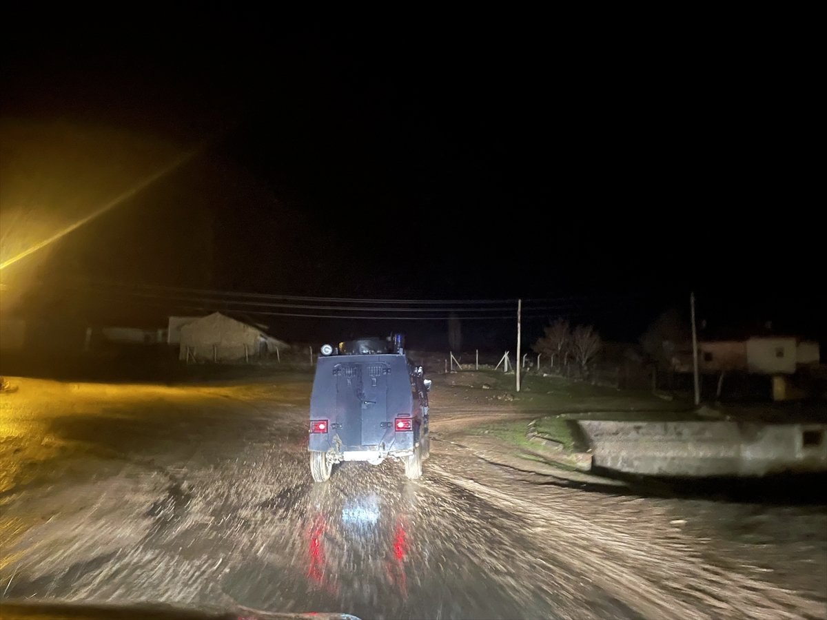 Ankara'da bir kişi polis aracını çalıp, bir polisi yaraladı