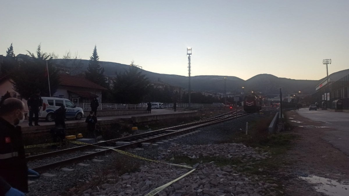 Amasya’da raylara düşen gencin ayağının üzerinden tren geçti