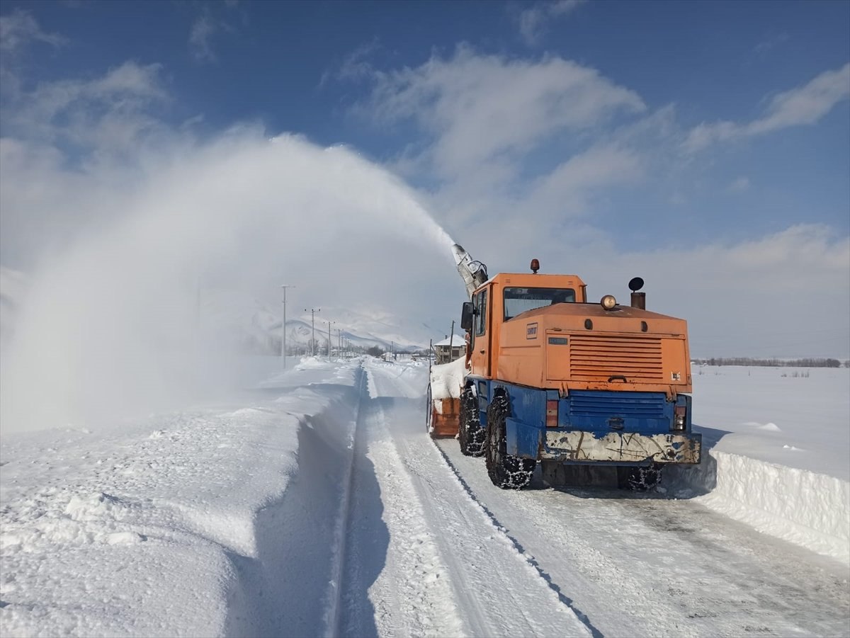 Doğu'da yerleşim birimlerine ulaşım kesildi
