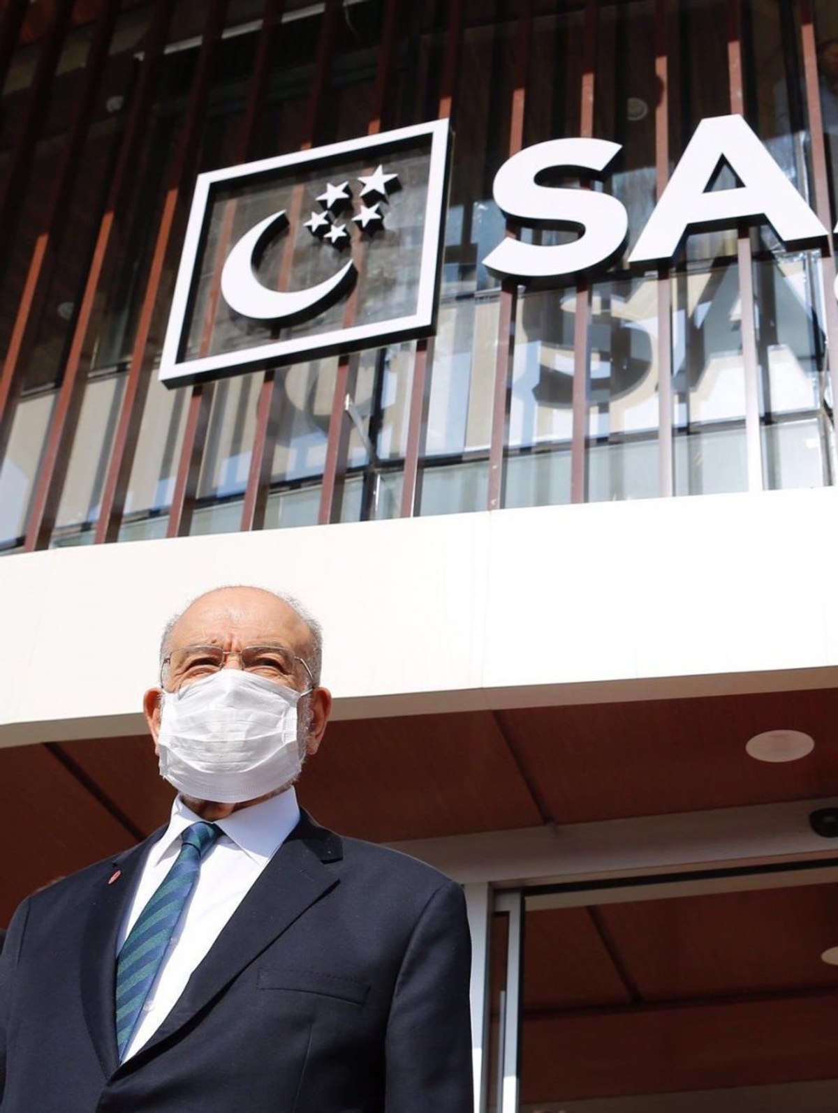 Temel Karamollaoğlu, koronavirüs sonrası çiçeklerle karşılandı