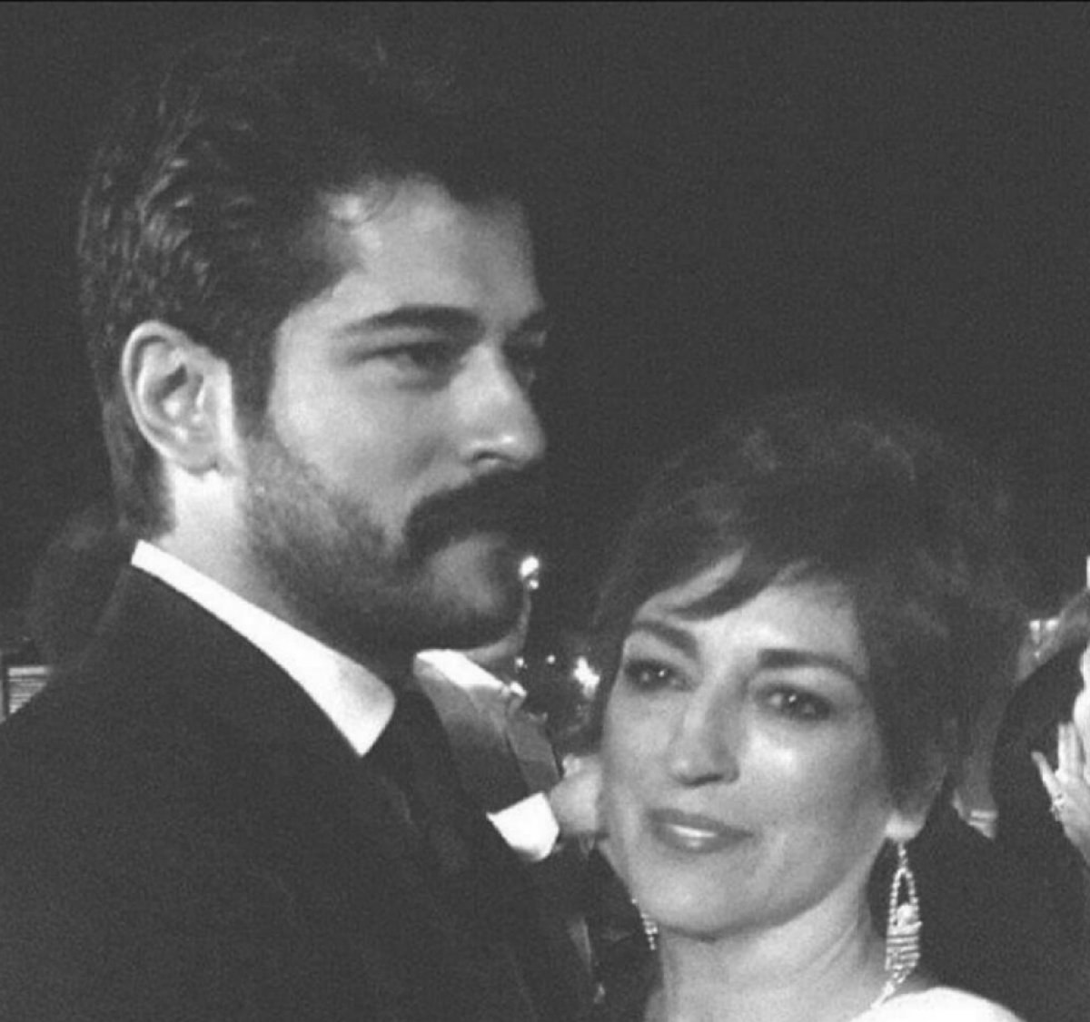 Burak Özçivit'in annesi güzelliğiyle Fahriye Evcen'i solda sıfır bıraktı! Görenler dönüp bir daha bakıyor...