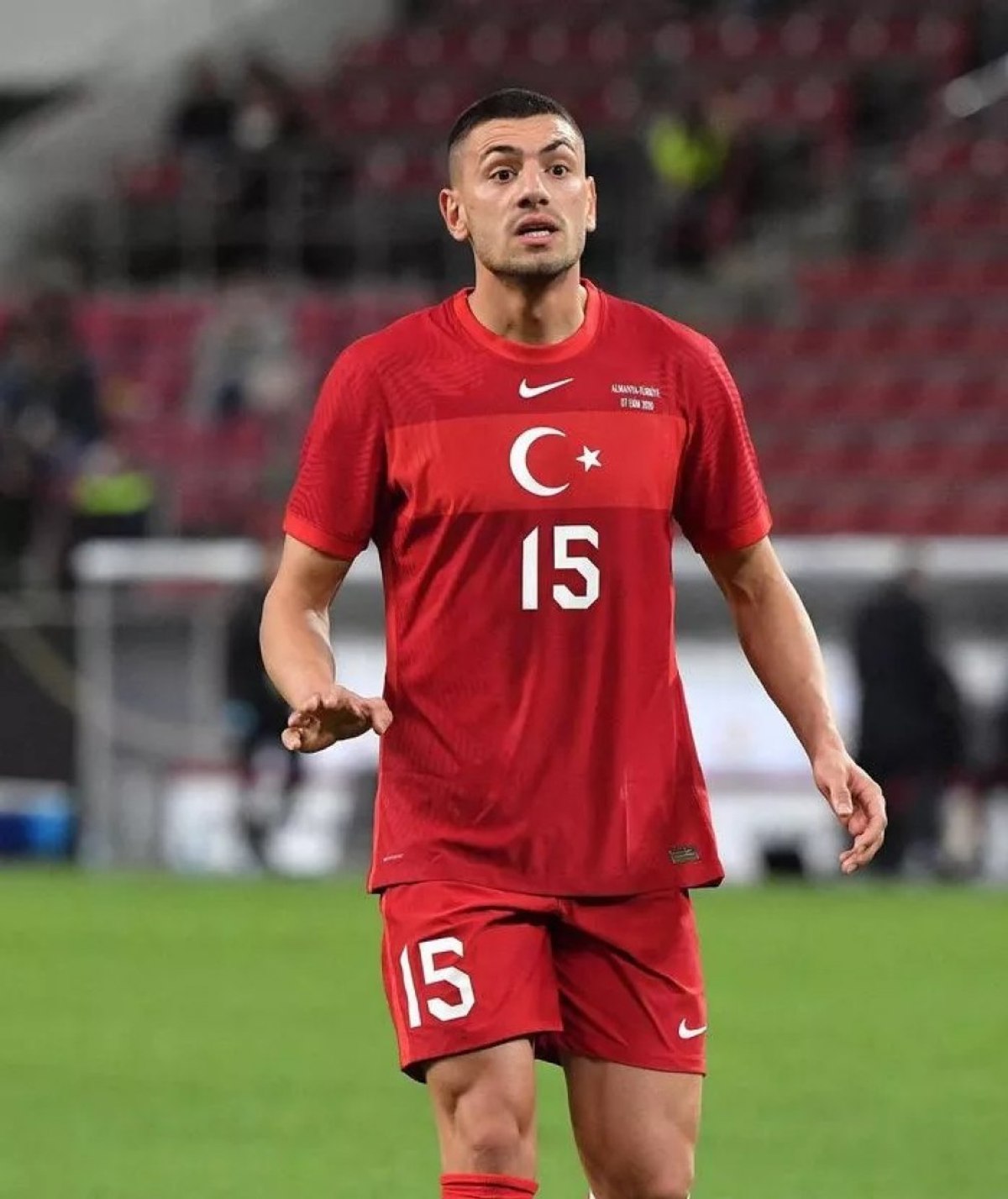 Sır gibi saklıyordu! Merih Demiral'ın kendisinden 8 yaş büyük sevgilisi bakın hangi model çıktı