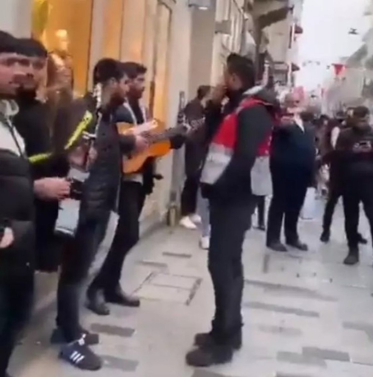 İstanbul Emniyet Müdürlüğü'nden Kürtçe şarkı açıklaması