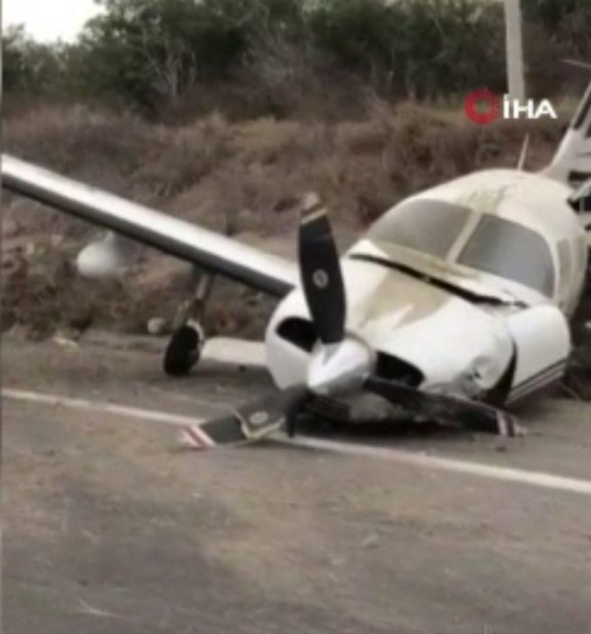 Meksika'da arızalanan uçak otoyola indi