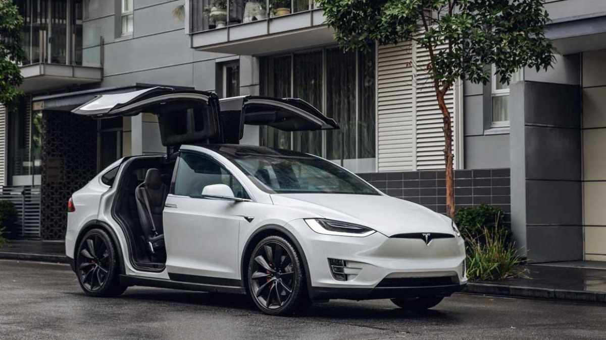 Tesla, uçan otomobil üzerinde çalışıyor
