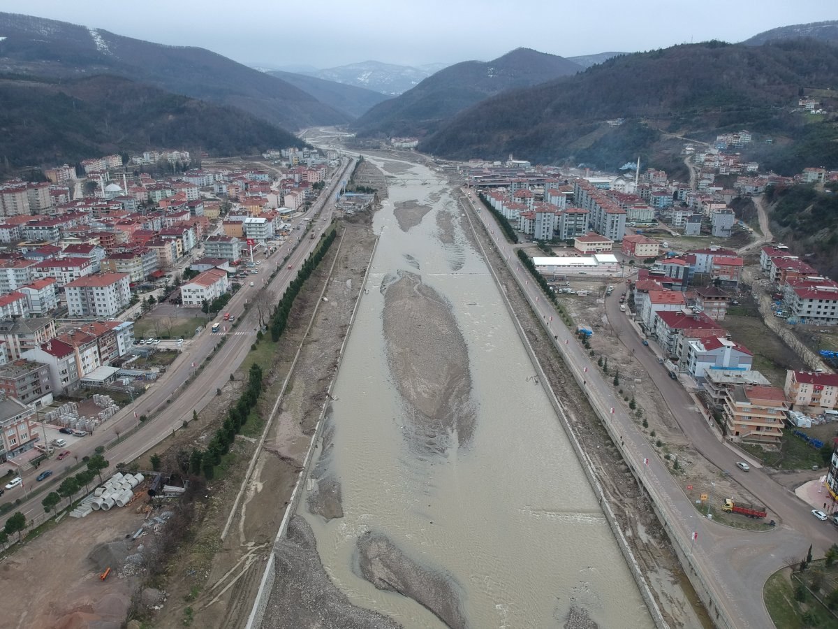 Sel felaketiyle yıkılan Ayancık'ta yaralar sarılıyor