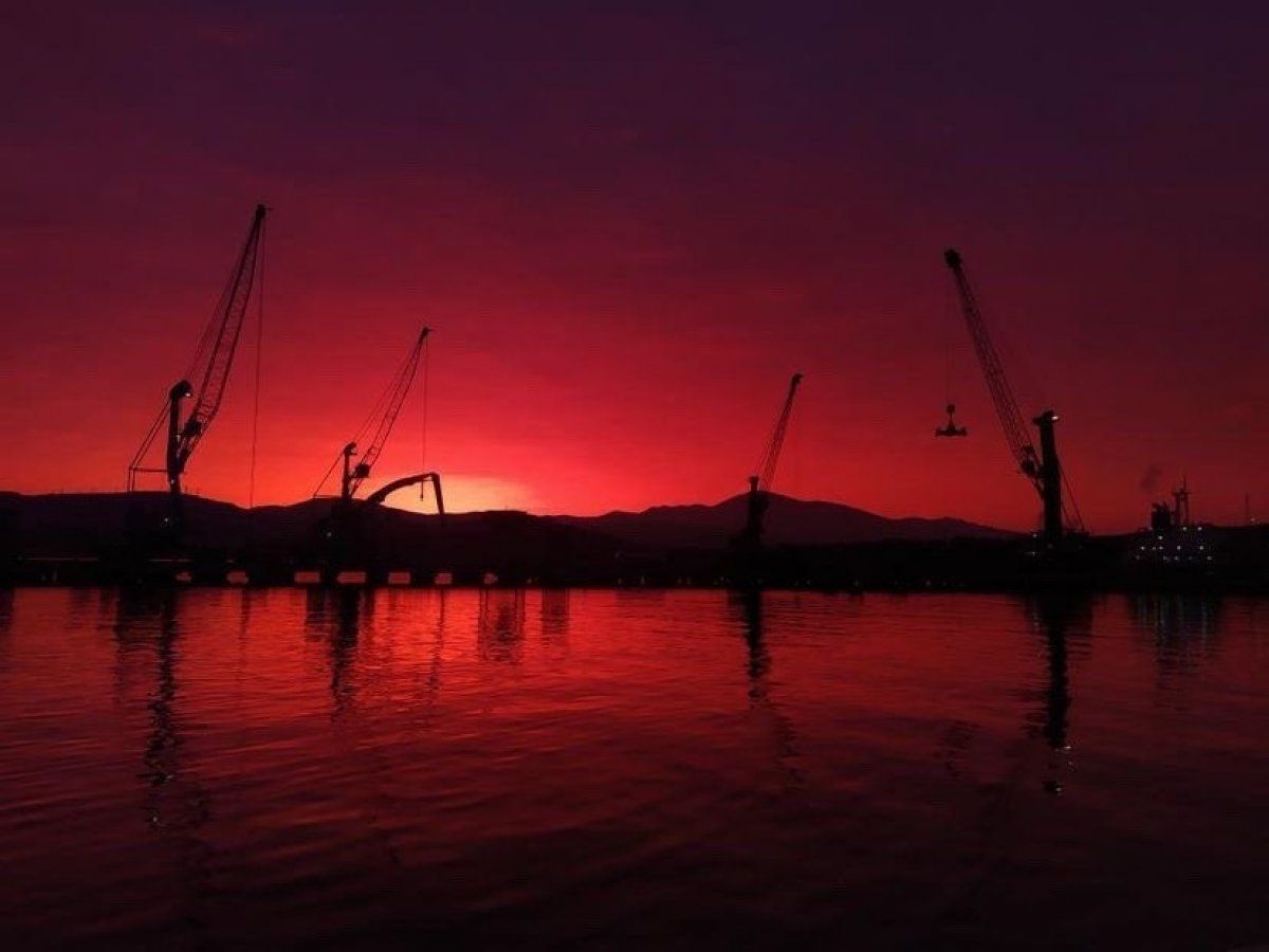 İzmir'de gün, kızıl başladı