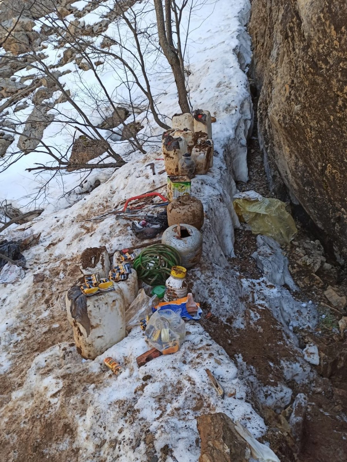 Tunceli’de teröristlere ait 2 sığınak imha edildi