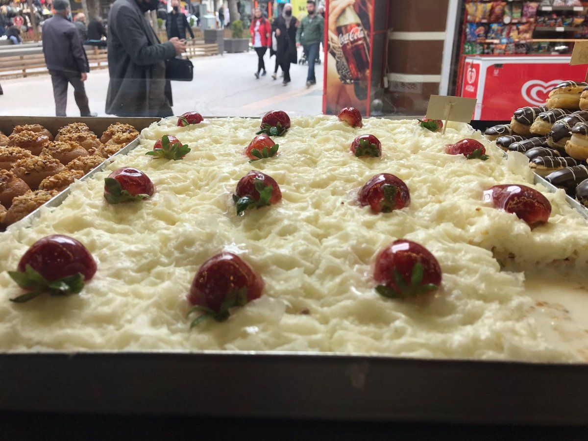 Eskişehir'de Ramazan ayının vazgeçilmezi güllaç tezgahtaki yerini aldı