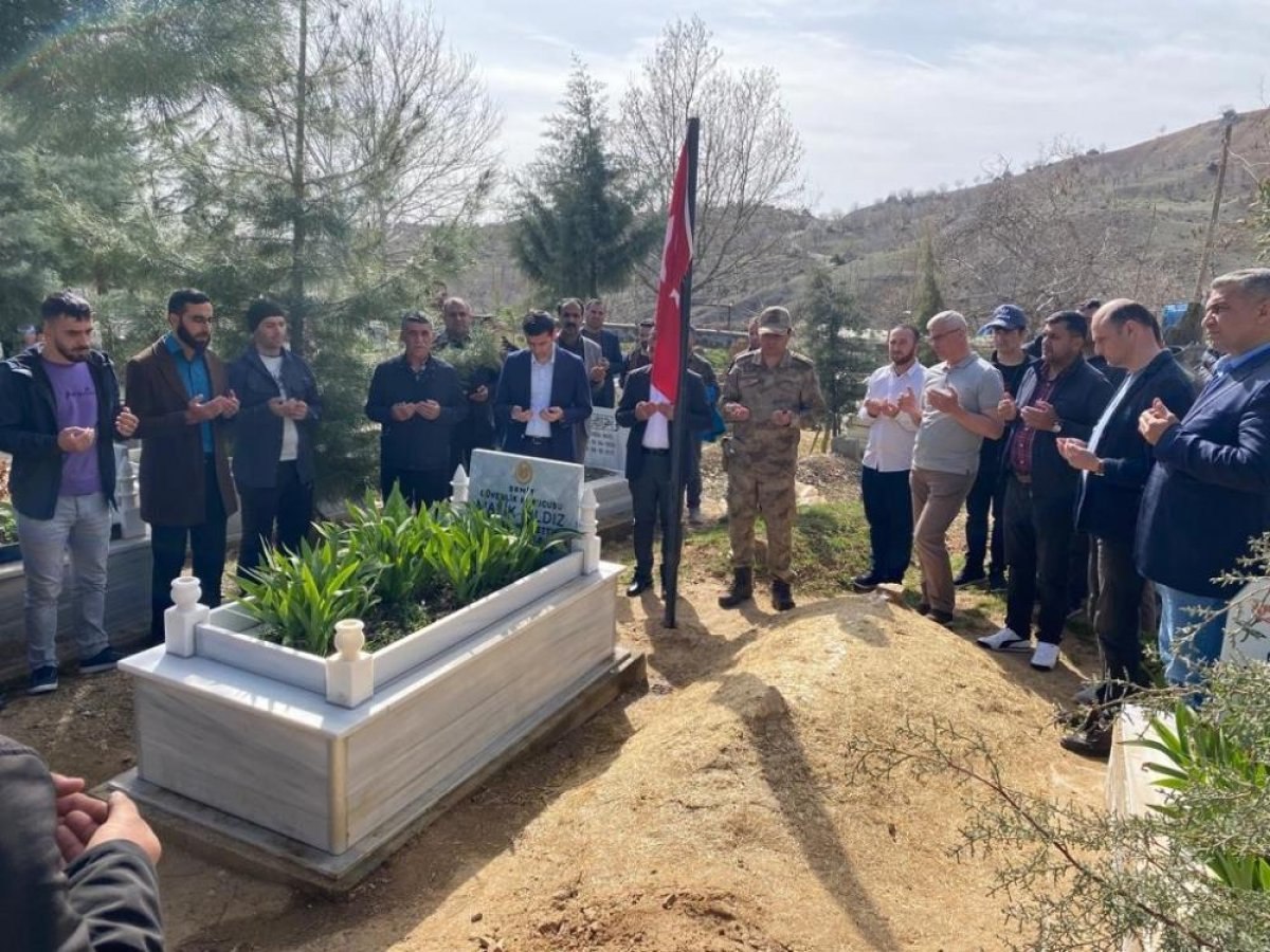 Diyarbakır'da şehit güvenlik korucusu kabri başında anıldı