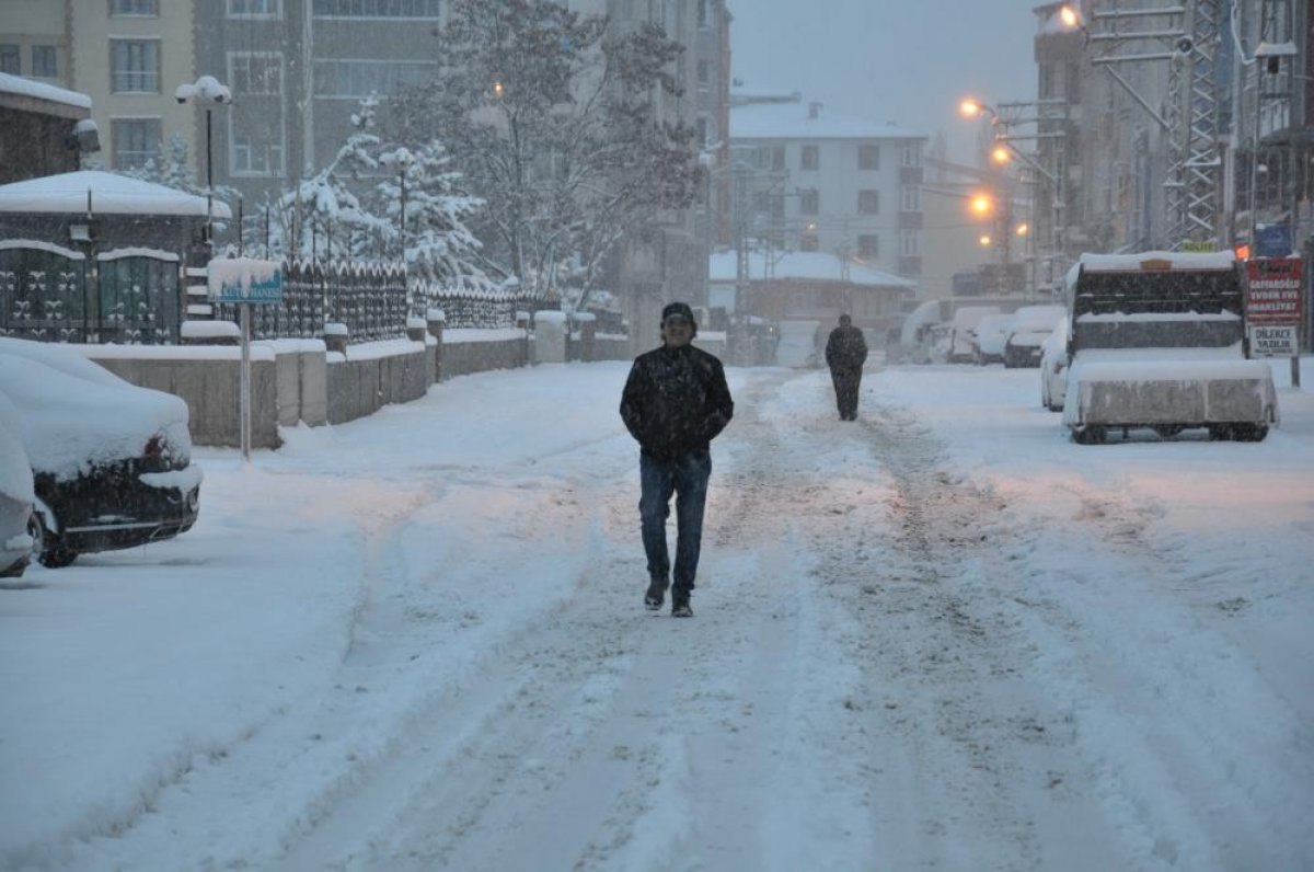 Kars'ta kar yağışı etkili oldu