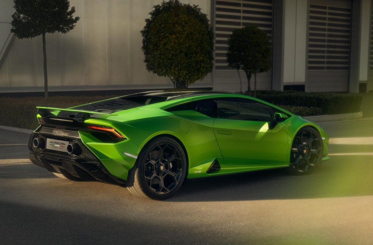 Yeni Lamborghini Huracan Tecnica tanıtıldı