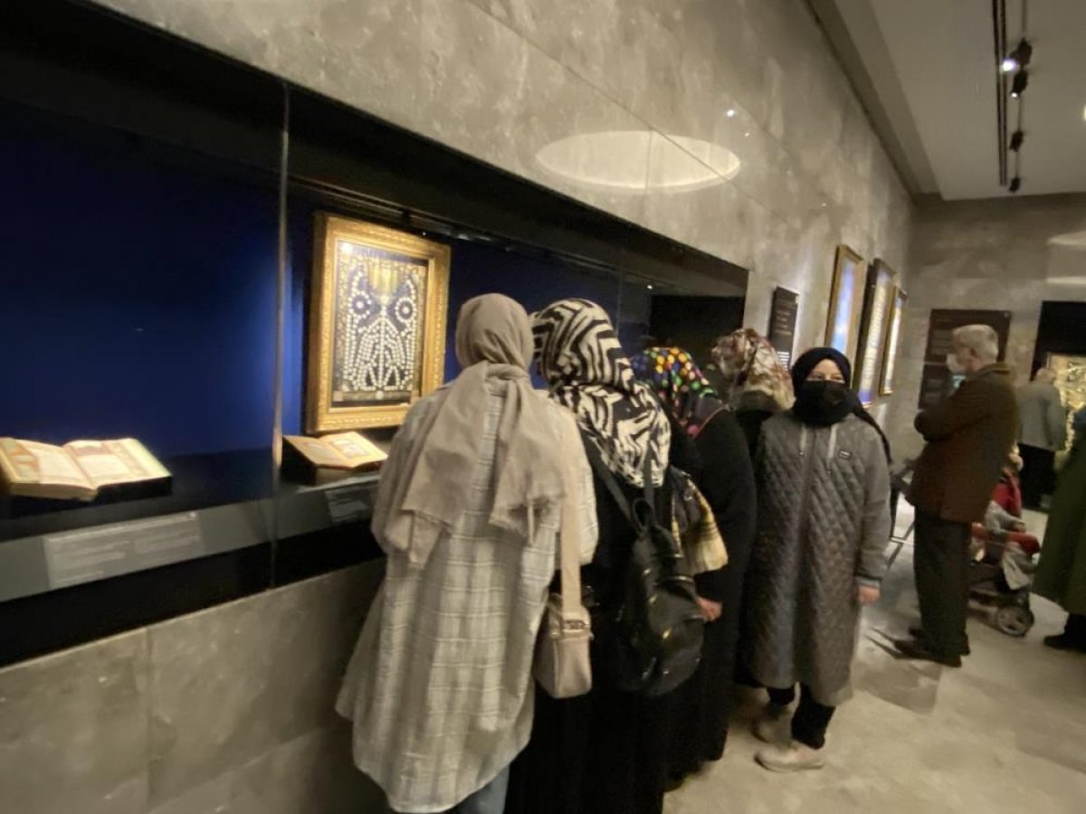 İslam Medeniyetleri Müzesi’nde kutsal emanetlere yoğun ilgi
