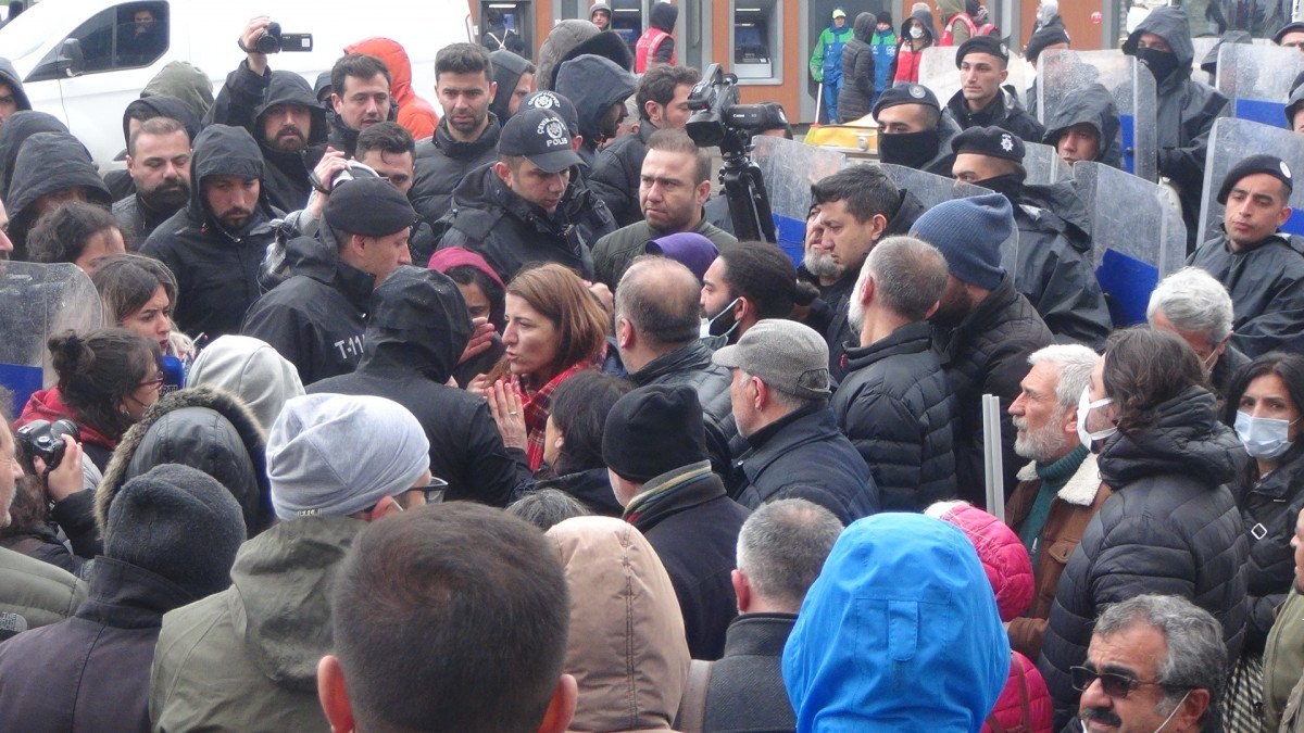 Taksim'de izinsiz basın açıklaması yapmak isteyen gruba polis müdahalesi