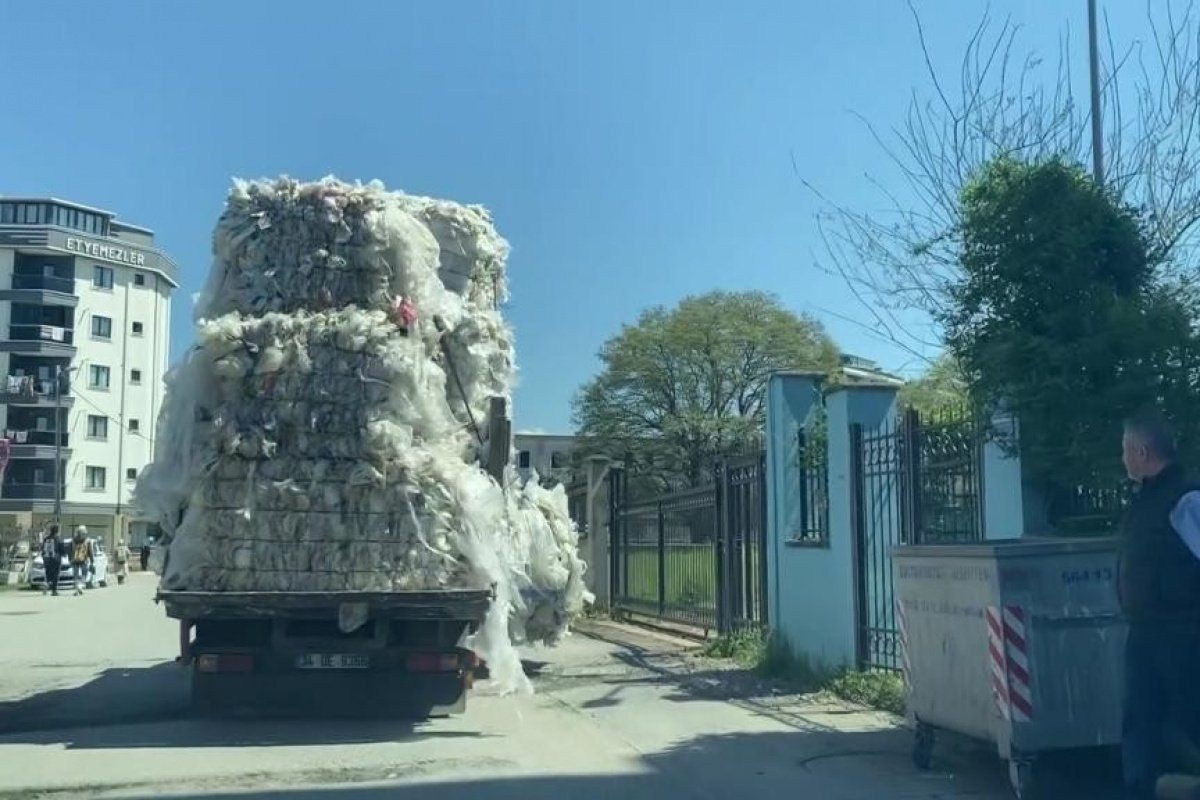 Sultanbeyli’de aşırı yük dolu kamyonetin tehlikeli yolculuğu
