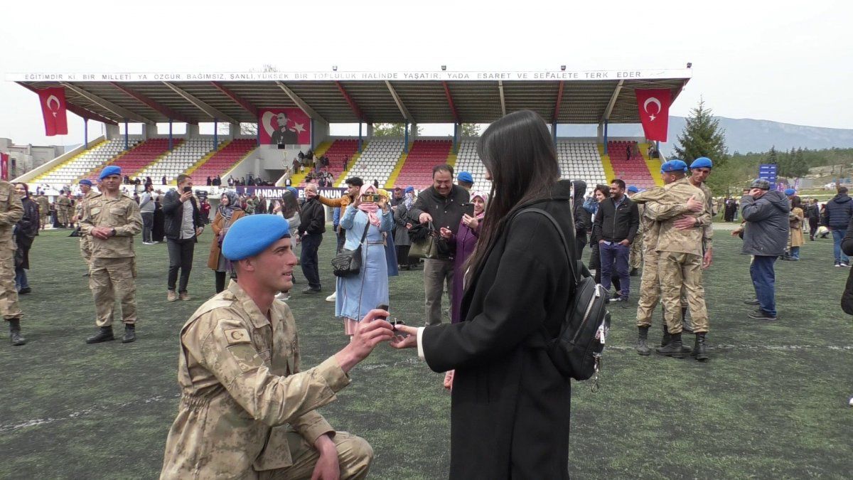 Karabük'te uzman onbaşıdan sürpriz evlilik teklifi