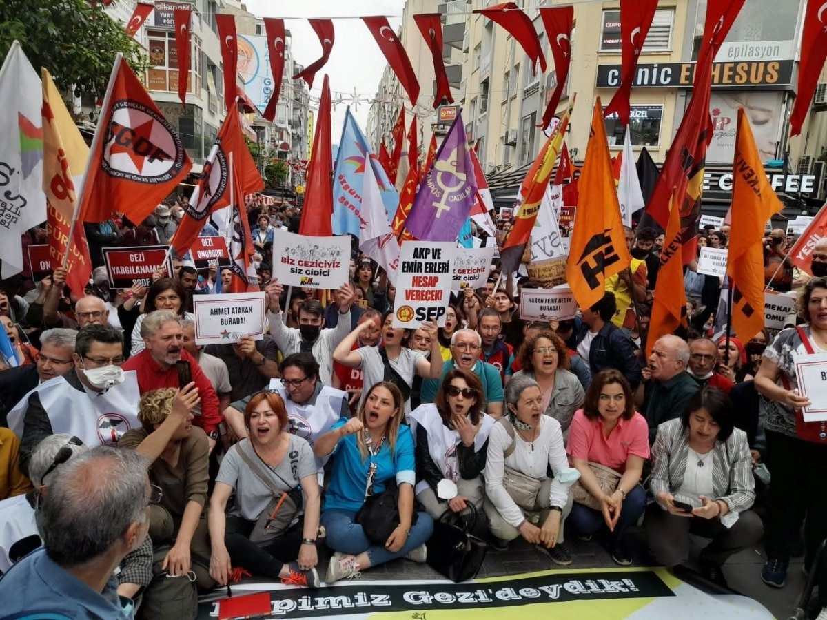 Gezi parkı davası sonrası yapılan eylemlerde açılan pankartlar dikkat çekti