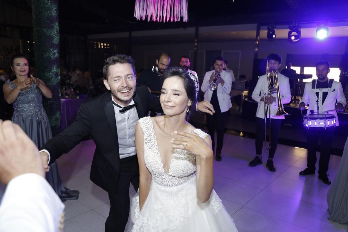 Selena'nın Ozan'ı Serkan Şenalp ve sempatik eşi Esengül Yılmaz'ın aşka inandıran kareleri
