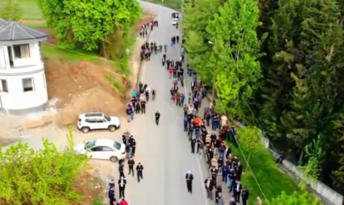 Bursa'da bayramlaşma kuyruğunun uzunluğu 1 kilometreyi buldu