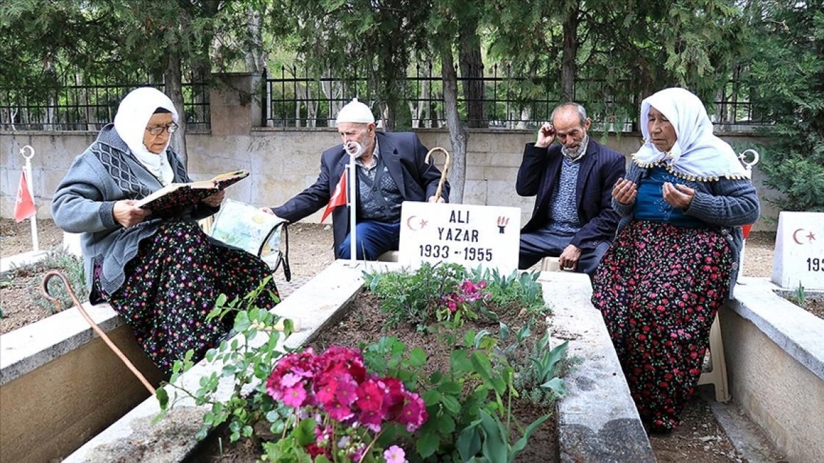 Konyalı aile, babalarının mezarını 67 yıl sonra şehitlikte buldu