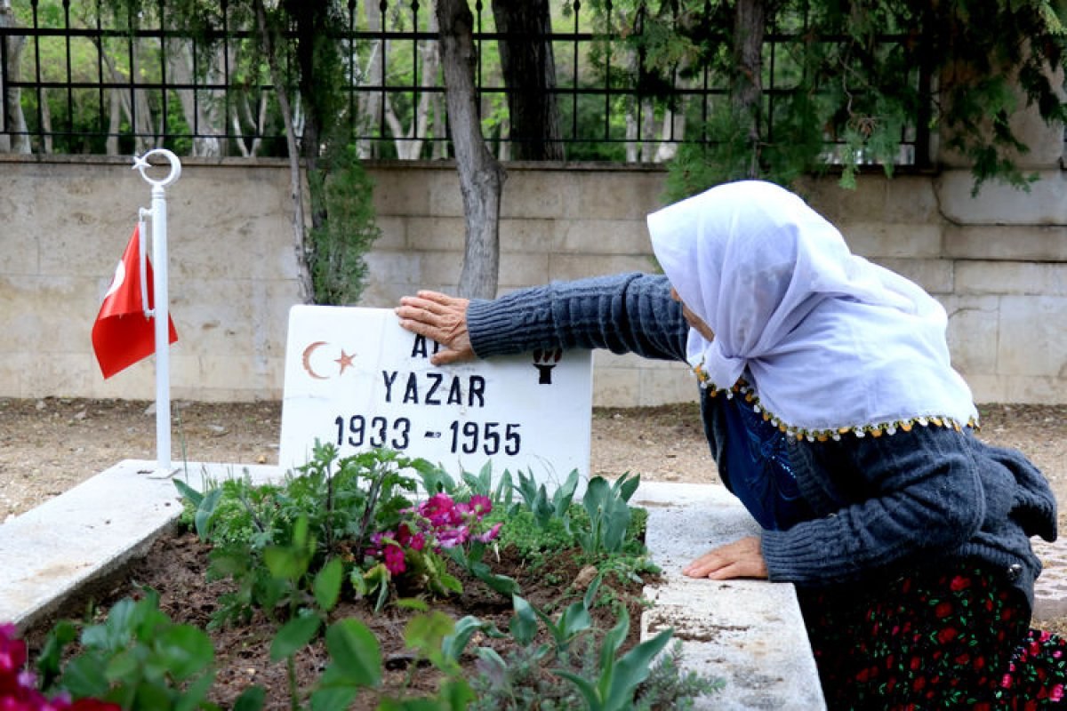 Konyalı aile, babalarının mezarını 67 yıl sonra şehitlikte buldu