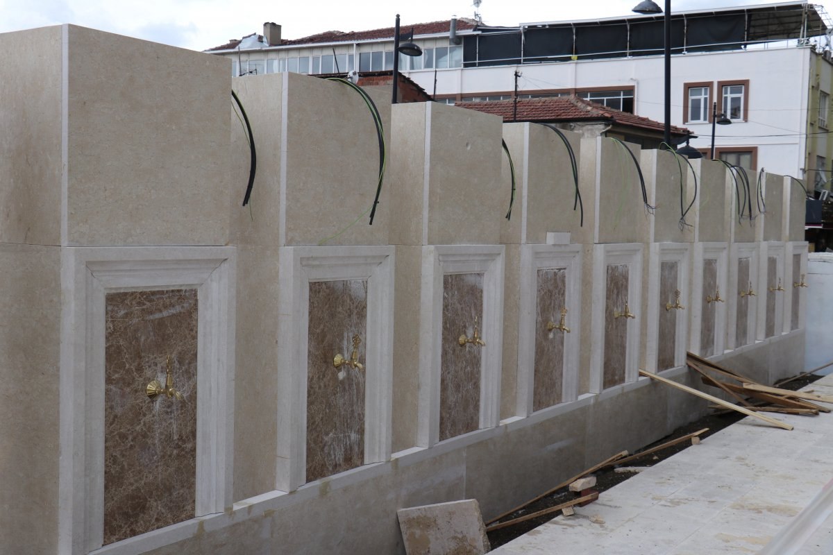 Malatya'daki camiye dikilen bloklar, tartışmaya neden oldu