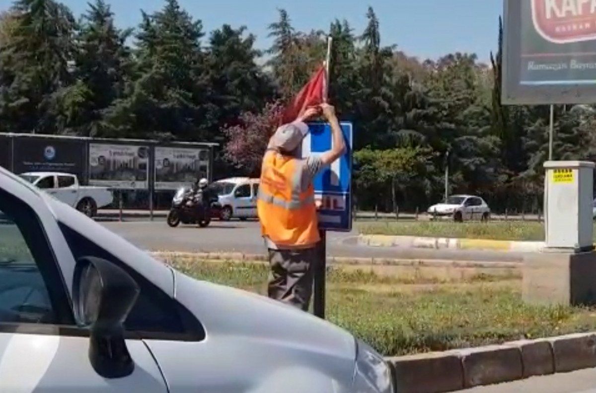 Antalyalı işçinin bayrak hassasiyeti