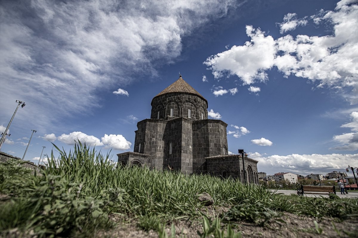 Tarihi Kümbet Camii, ihtişamıyla göz kamaştırıyor