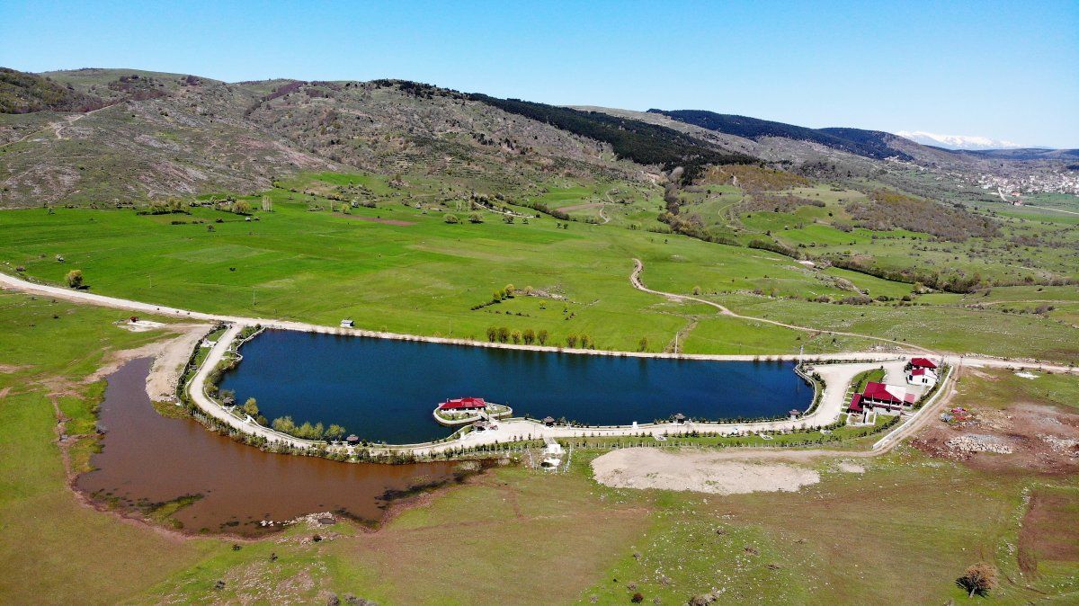 Tokat'taki gölet, manzarasıyla turistlerin dikkatini çekiyor