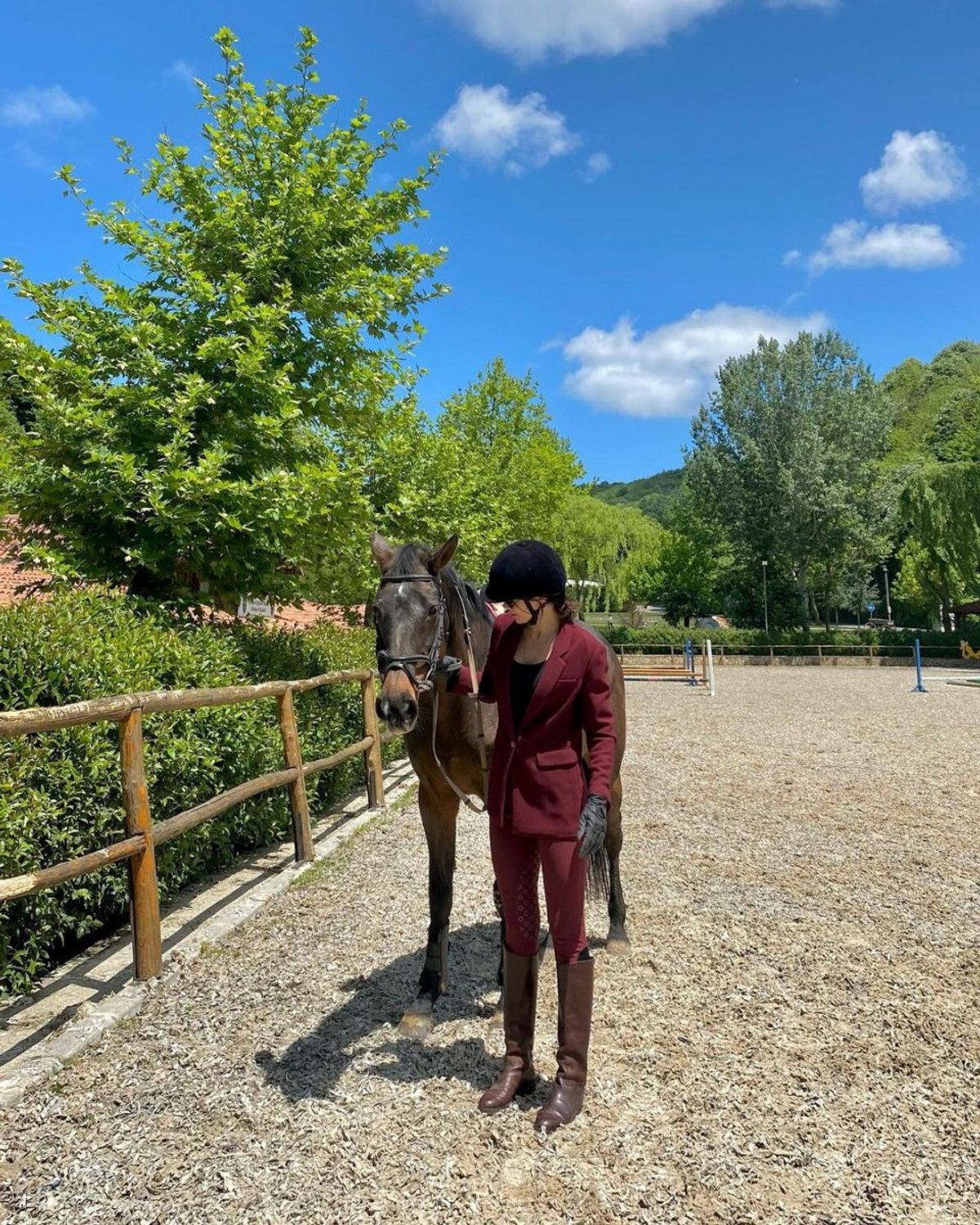 Volkan Demirel'in eşi Zeynep Demirel at üstünde verdiği pozla ortalığı yıktı! 'Saygılar yenge'
