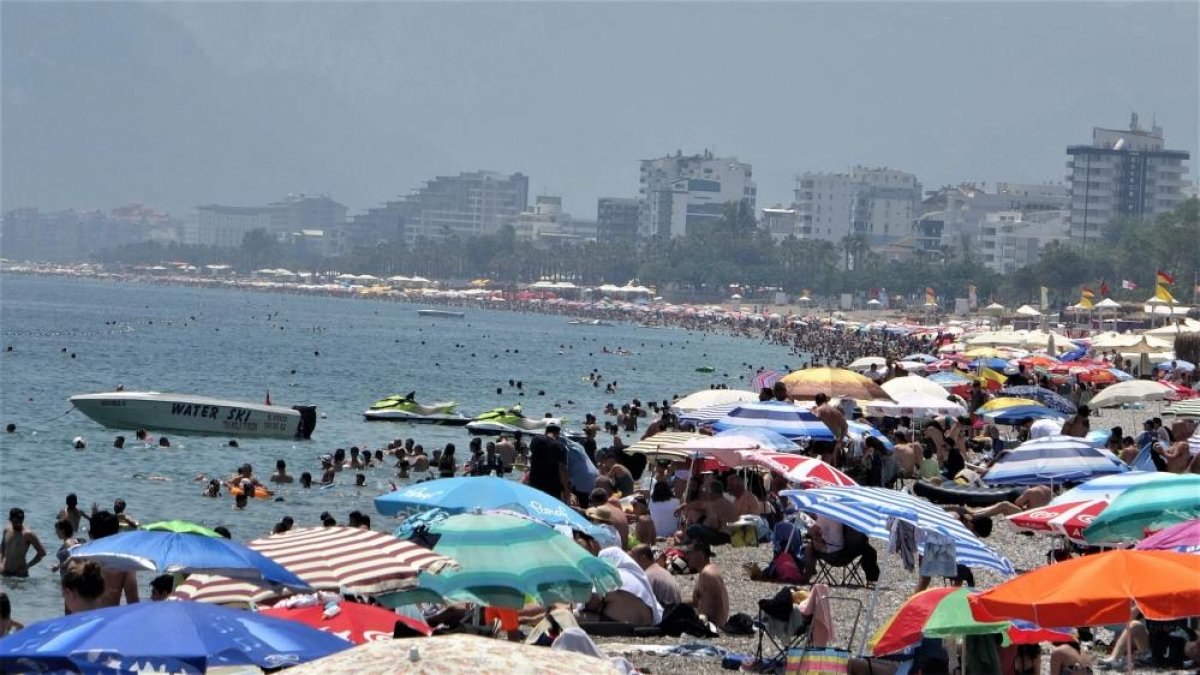 Antalya'da sıcak havadan bunalanlar denize kaçtı