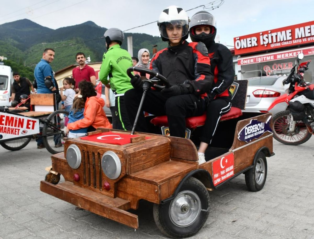 Artvin'de hurdalardan yaptıkları araçlarla yarıştılar