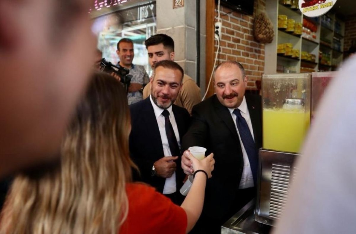 Mustafa Varank, Diyarbakırlılara meyan şerbeti ve limonata ısmarladı