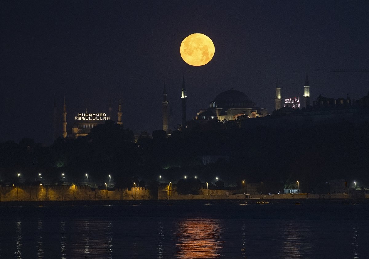 Süper Ay'ın İstanbul manzarasıyla birleşimi büyüledi