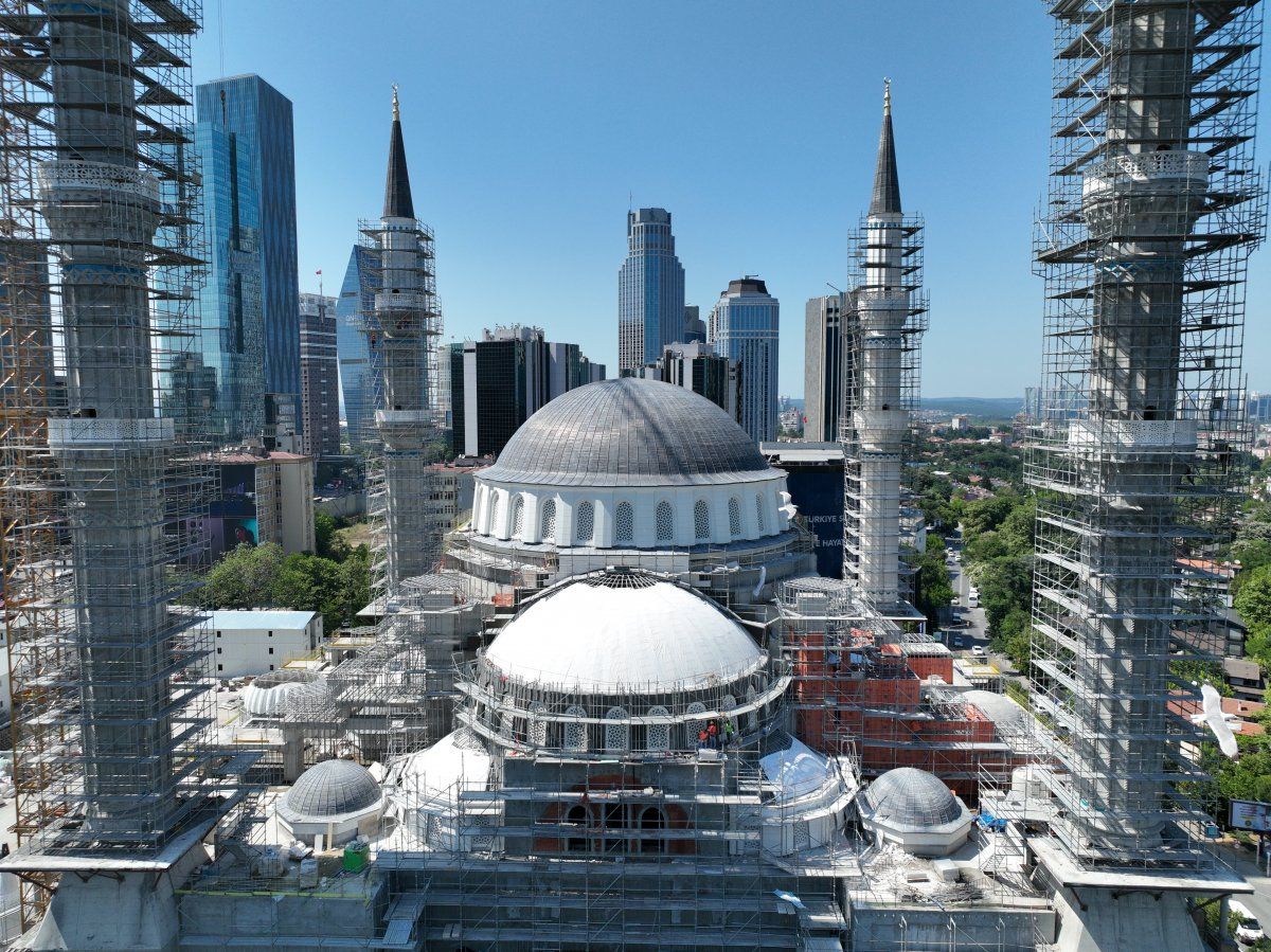 Levent'in ortasında yükselen cami, bu yıl içinde açılacak