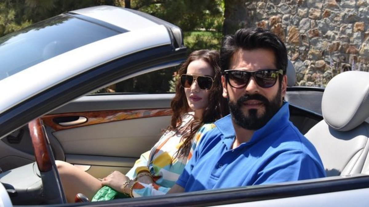 Fahriye Evcen mini pembe elbisesiyle süzüldü, görenin nutku tutuldu!