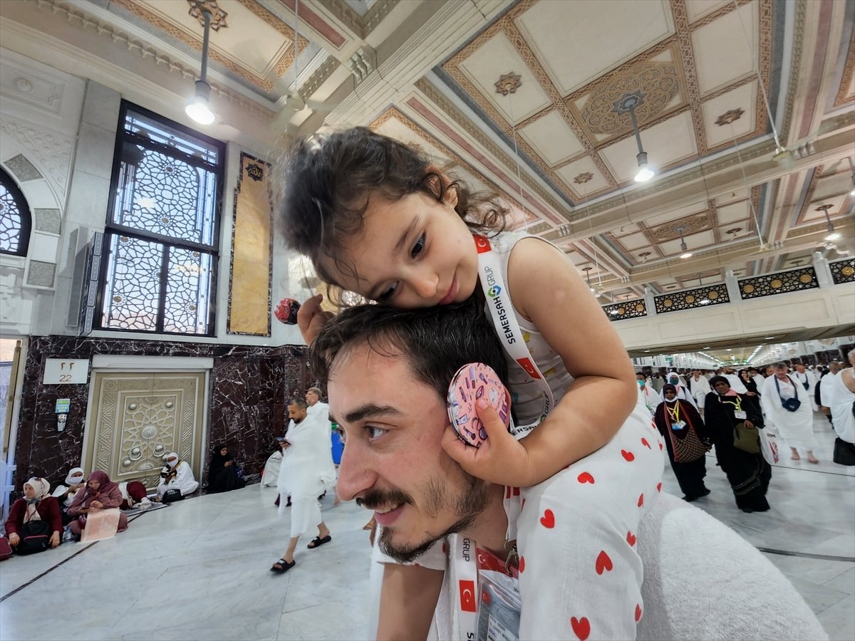 Minik hacı adayları Kabe'de