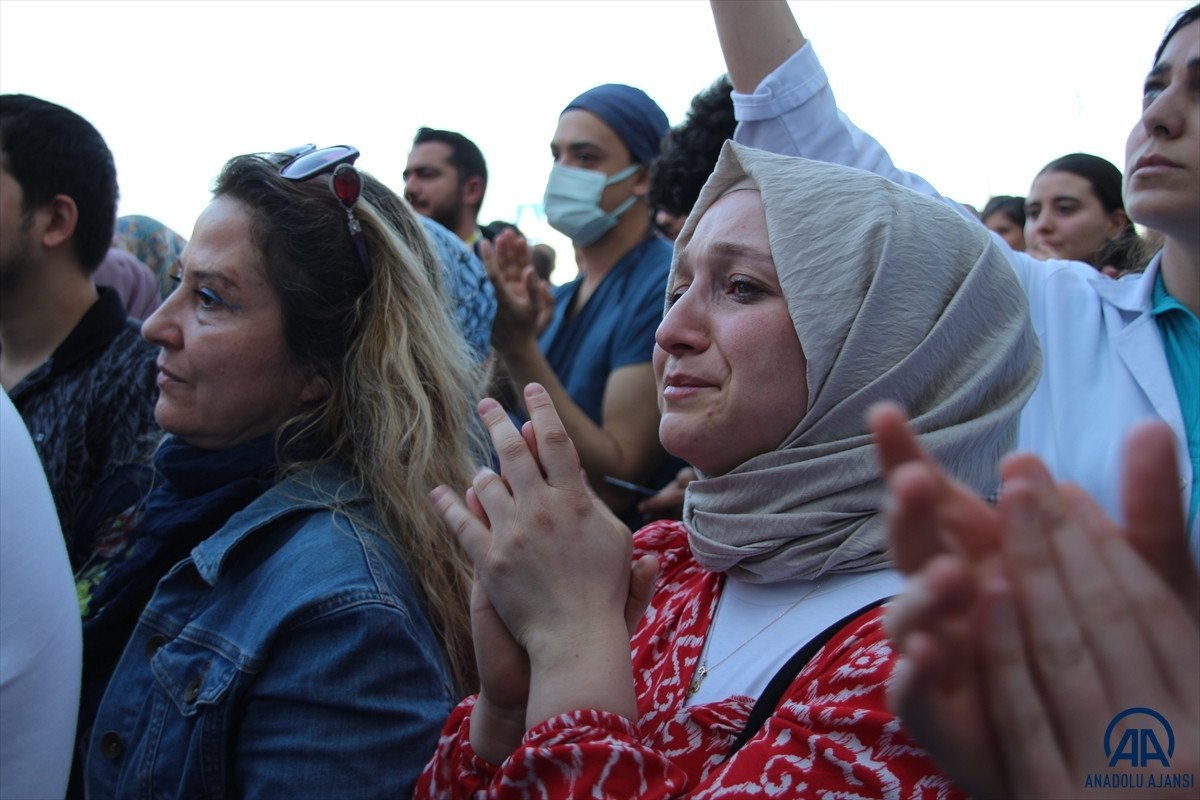 Bakan Koca'dan Kılıçdaroğlu'na: Biraz da olsa üzgün görünemez miydiniz
