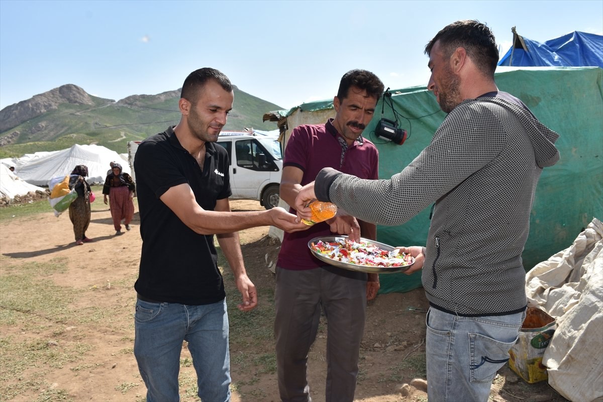 Hakkari'de 2 bin 800 rakımlı yaylada bayramlaştılar