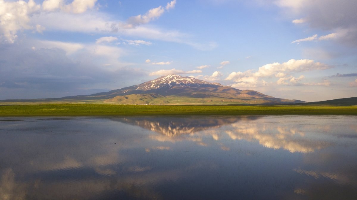 Bitlis'teki Süphan Dağı’nın Cil Gölü’ne yansıması büyüledi