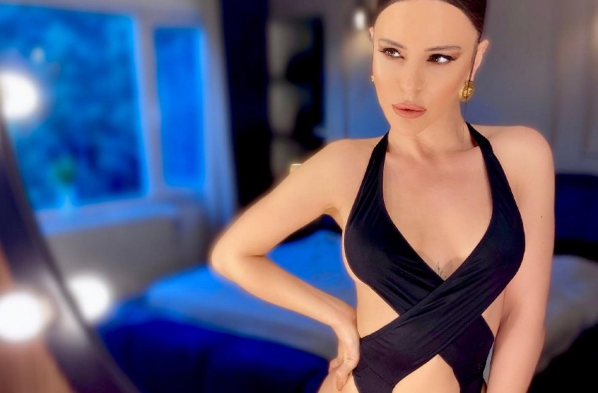 Simge Sağın'dan olay yaratan paylaşım! Göğsünü emoji ile kapattı!